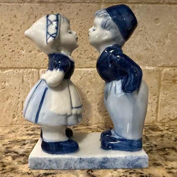 Delft Other - Delft Blue Kissing Couple figurine, a well-known symbol from the Netherlands